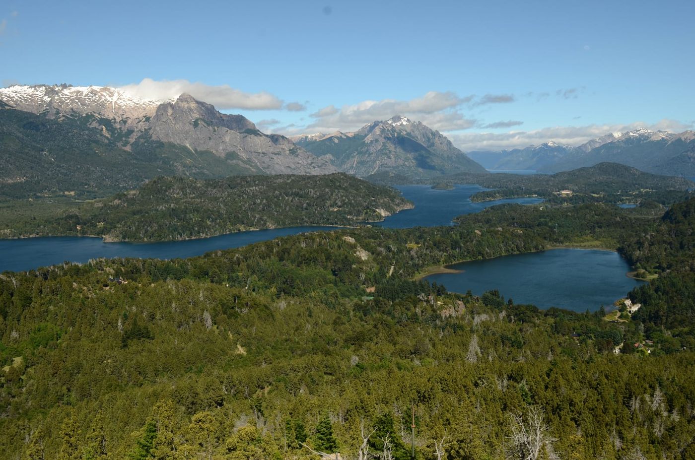 Vista del lago Nahuel Huapi y la cordillera desde Bariloche